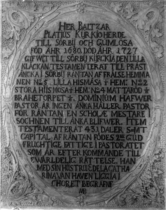 Epitafium över kyrkoherde B. Platius. Triumfbåg...