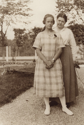 Mamma (Agnes) och Ingegärd (Isse) 1924.