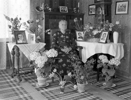 Matilda Lindvall (70 år) bland blommor Staversvad.
