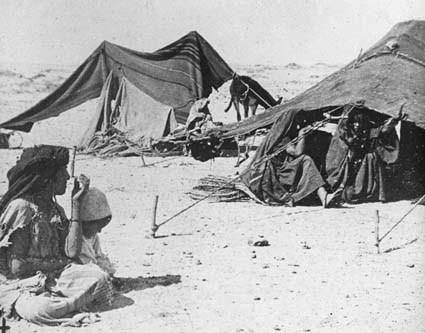 Arabiskt beduinläger på stäppen Dschefara.