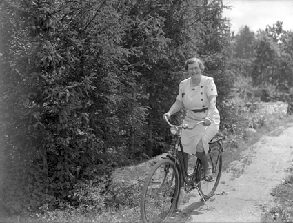 Fröken Elin Nilsson på cykel Arkelstorp. Syster...