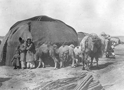 Transkaspiska kirgiser framför sitt tält.