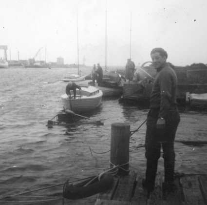 Sven Ryhl utanför varvet - folkbåtar.