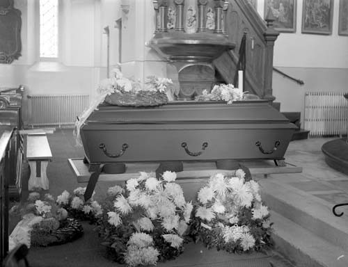 Sjöbergs begravning kistan i kyrkan Österslöv.