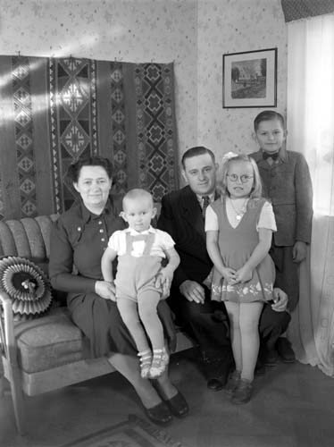 Tore och Essie Jeppsson med familj. Axeltorp. H...