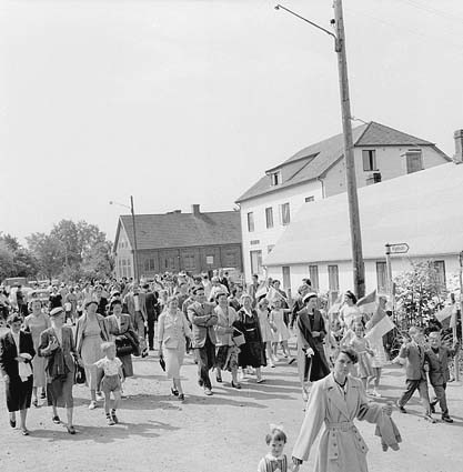 Skolavslutning 1956, gatubild Kyrkvägen.