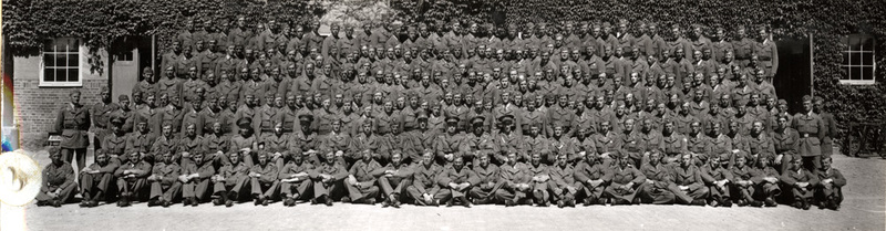 Gruppfoto av befäl och soldater.
