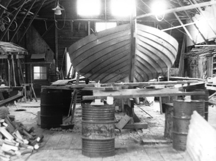 Båten Gustav under byggandet samt interiör.