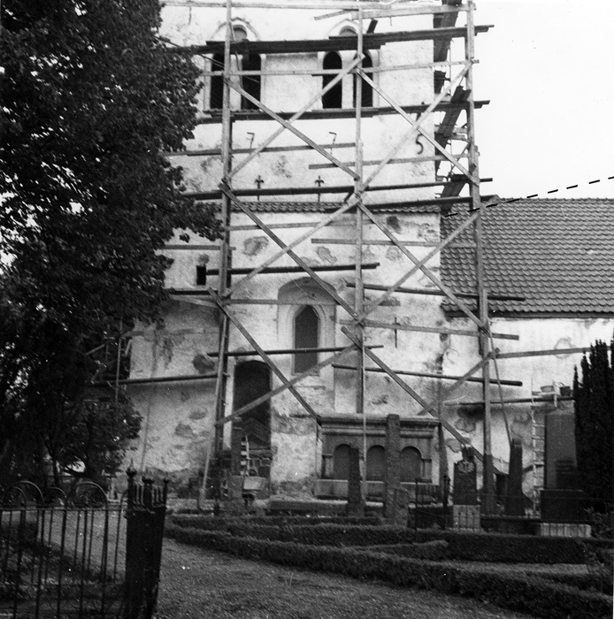 Brunnby kyrka. Tornets södra mur, ingång till t...