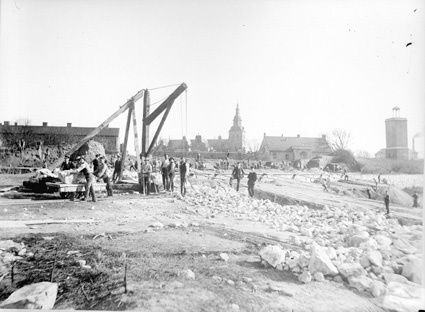 Bastionen Drottningens rivning 1896. I bakgrund...