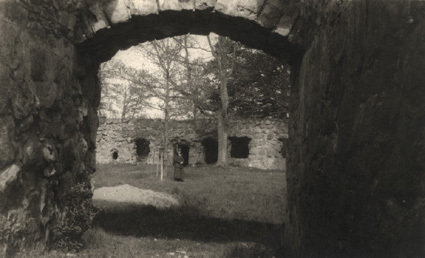 Kronobergs ruiner, Amelie i bakgrunden, 1920.