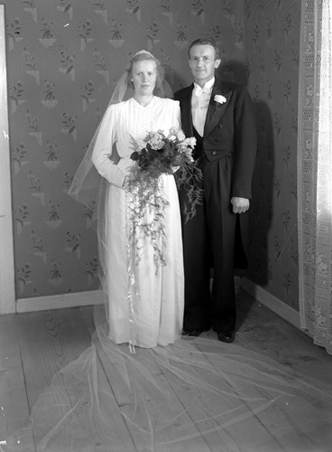 Tora och Raimund Nilsson, brudparet helfigur Fi...