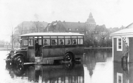 Landön bussen 1915. Översvämning vid tekniska s...