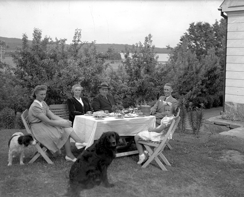 Otto Jönssons familjen vid kaffebord Furustad.