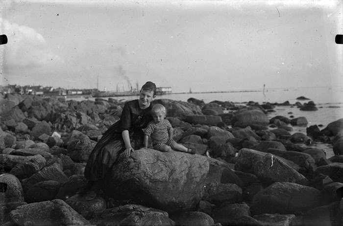 Ingeborg Jörgensen med son.