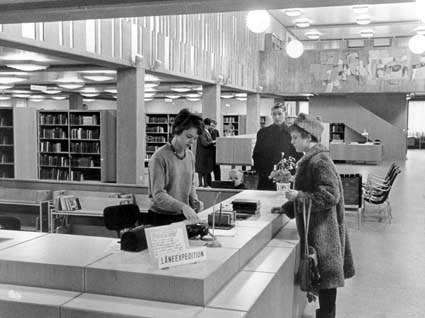 Stadsbiblioteket invigdes 1966 av dåvarande kom...
