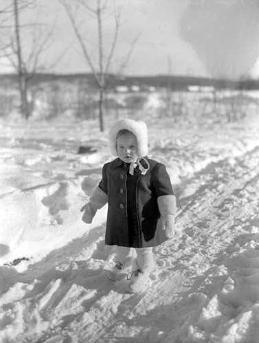 Hubert och Iris Oredssons tös Laila i snö, Vånga.