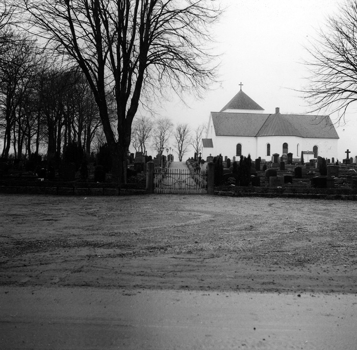 Grönby kyrka mot väster.