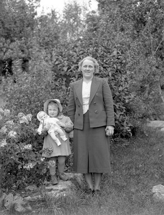 Hilda Lindgren och dottern Anita, Vånga Alle.