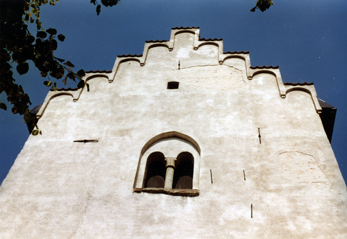 Borgeby kyrka, tornets västfasad, putsnedfall.