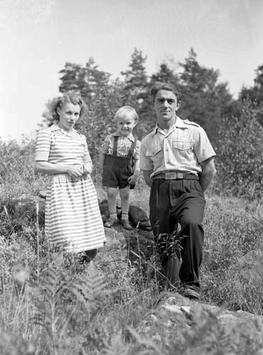 Klara och Stig Nilsson med sonen Sten, Esperyd.