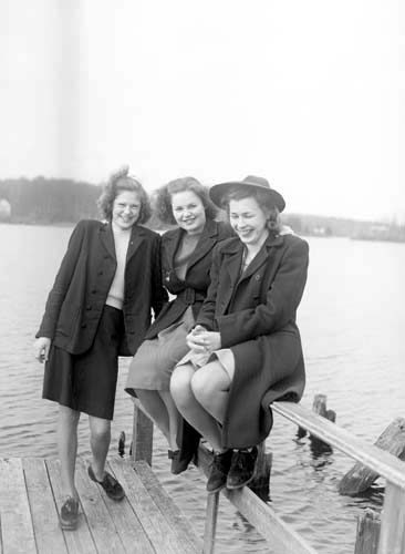 3 damer på brygga Immeln.