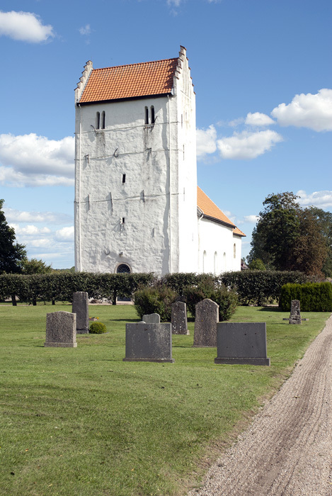 Lyngsjö kyrka och kyrkogård. 2010-09-01.