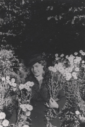 Hörby okt.1937. Isse .En blomma bland blommor f...