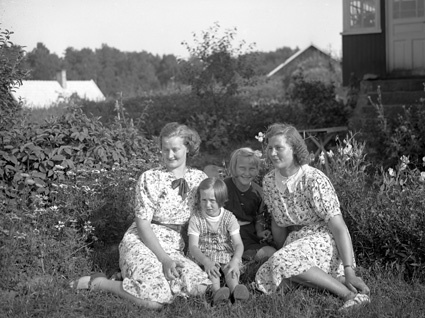 Greta Svensson o Hildur + 2 barn Röetved.