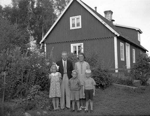 Albert Svenssons familj och huset Hylte.