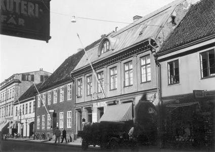 Parti av kvarterets  V. fasad, åt Ö. Storgatan ...