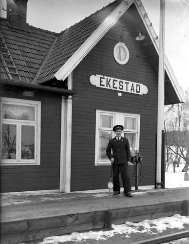 Viman utanför stationen Ekestad.