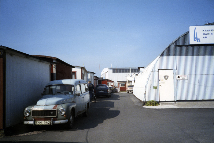 Bil och byggnader i Limhamns hamn.