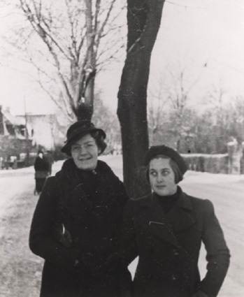 Vintern 1937. Marianne och Isse.