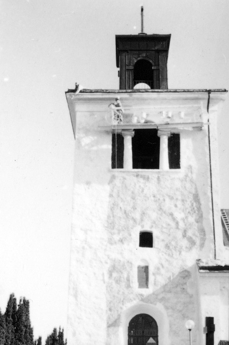 Gislövs kyrka. Tornet kalkmålas av bröderna Lar...
