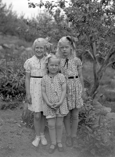 Ola Håkansson 3 barn stående Allet.