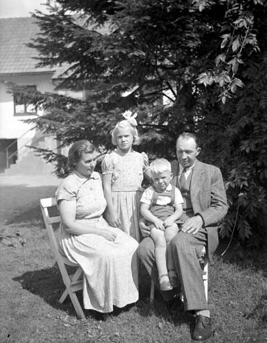 Gunnar Andersson familjen ute Furustad.