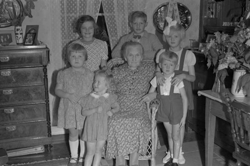 Matilda Österlind med barnbarn och barnbarnsbar...