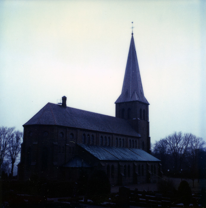 Hyby kyrka sett från sydväst.