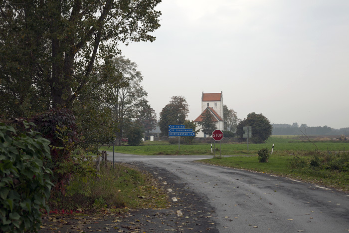 Landskap med Lyngsjö kyrka i bakgrunden. 2011-1...
