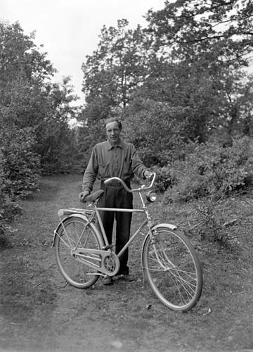 Gösta Nilsson m. cykel Kaffatorp.