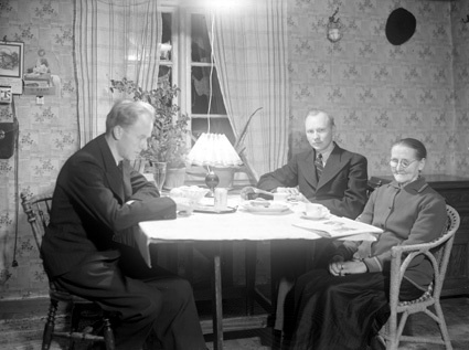 Mor, Arne och Albin vid bordet Staversvad.