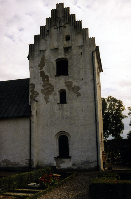 Kyrkoköpinge kyrka och kyrkogård.