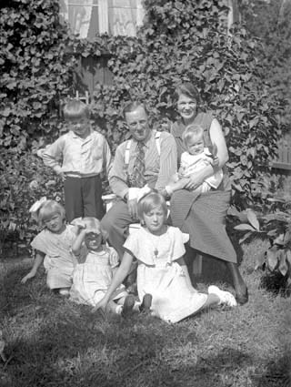 Nils Bondssons familjen i trädgården ( höjd )