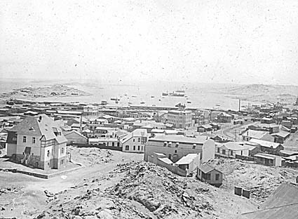Lüderitzbucht staden och bukten från söder.