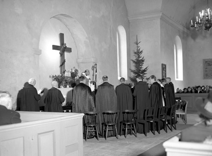 Kyrkoherdeinstallationen vid altaret Oppmanna.