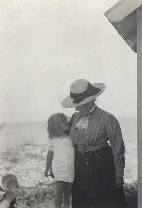 Mamma och Ingegerd i Falsterbo 1912. 