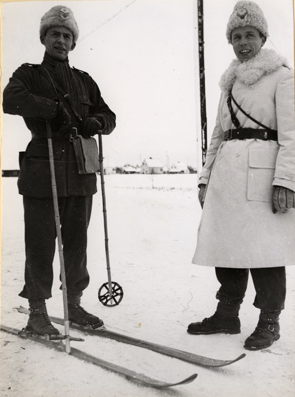 Kapten Jensen (på skidor) och löjtnant Lundquist.