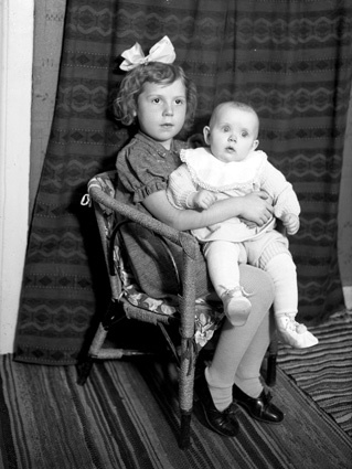 Elsa och Hugo Österbergs barn Mary och Laila, S...