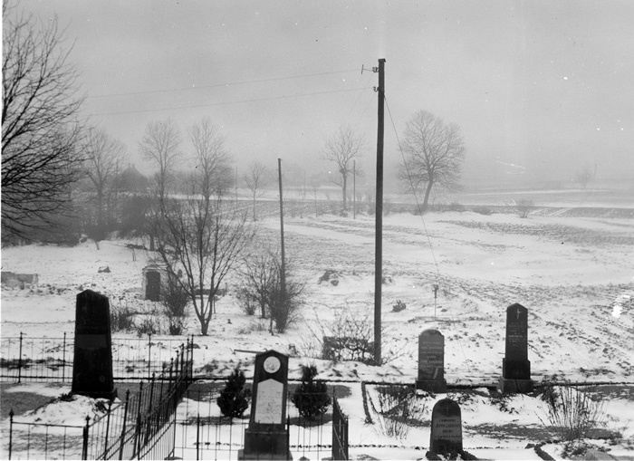 Offerkällan, sedd från kyrkogården. Foto åt väst.